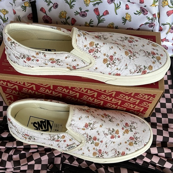 Vans WMNS Classic Slip-On (Vintage) Floral/Marshmal
VN0A38F7VMR
Sneakers - Picture 3 of 16